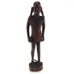 Statueta africana vintage din lemn sculptat manual, barbat cu par lung si tunica, 31cm