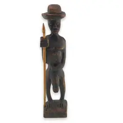 Statueta africana vintage din lemn sculptat manual, razboinic cu palarie si sulita, 30cm