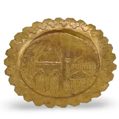 Farfurie decorativa din alama vintage, model rotund cu peisaj in relief, 7,5cm