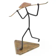 Statueta metalica vintage, model om cu palarie pe suport triunghiular, 16cm