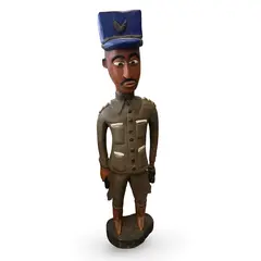 Statueta vintage din lemn sculptat manual, soldat african cu chipiu albastru, 83cm
