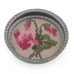 Suport pahar vintage din metal cu broderie florala roz, 9cm