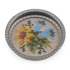 Suport pahar vintage din metal cu broderie florala albastra si galbena, 9cm