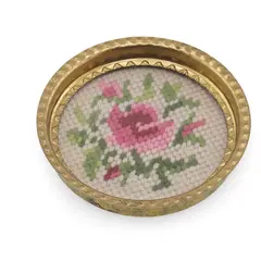 Suport pahar vintage din metal cu broderie florala roz deschis, 9cm