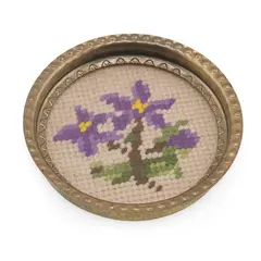 Suport pahar vintage din metal cu broderie florala mov decorativa, 9cm