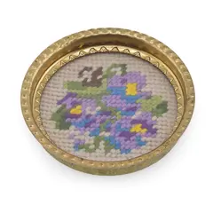 Suport pahar vintage din metal cu broderie florala mov si albastra, 9cm