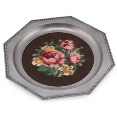 Tava vintage din metal octogonala cu broderie flori roz pe fundal maro, 21cm