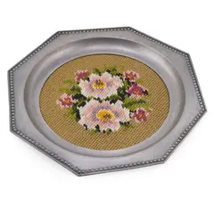 Tava vintage din metal octogonala cu broderie flori roz pe fundal bej, 21cm