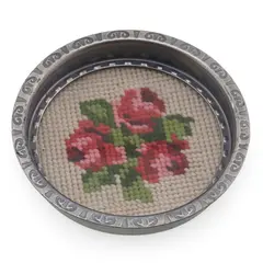 Suport pahar vintage din metal cu broderie florala rosie, 9cm