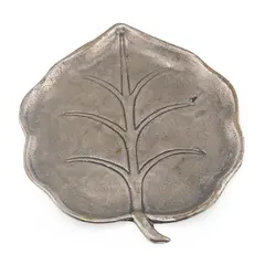 Tava decorativa vintage din metal, forma frunza cu model gravat, 12cm
