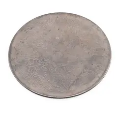 Suport vintage rotund din metal gravat cu motive ornamentale, 7cm