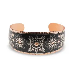 Bratara reglabila lata din cupru cu design floral pe fond negru
