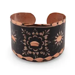 Inel reglabil din cupru cu motive florale pe fundal negru, 15mm