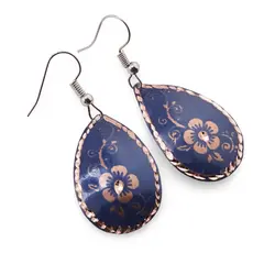 Cercei din cupru lacrima, model floare ornament pe fundal albastru