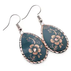 Cercei din cupru lacrima, model floare ornament pe fundal turcoaz