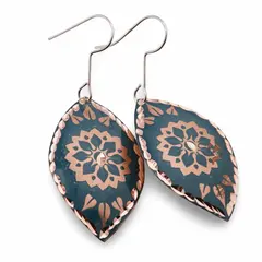 Cercei din cupru migdalati, model mandala florala pe fundal turcoaz