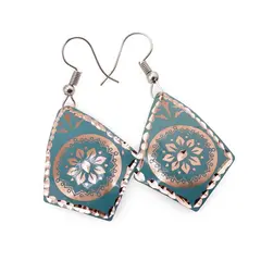 Cercei din cupru rombici, model mandala florala pe fundal bleu