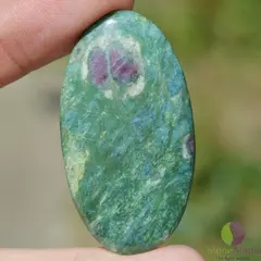 Cabochon Rubin in fucsit 49x26x6mm K62