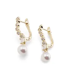 Cercei din cupru placat cu aur galben 18k, model ondulat cu Zirconiu alb si Perla