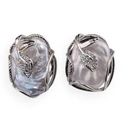 Cercei cu surub Perle de cultura si montura argintie model frunza, 22mm