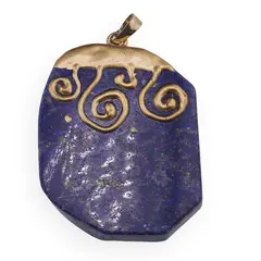 Pandantiv Lapis Lazuli forma neregulata cu model auriu ondulat, 45mm
