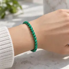 Bratara cu sfere de malachit de 4 mm, pe elastic, lungime 19 cm – imagine de prezentare în context
