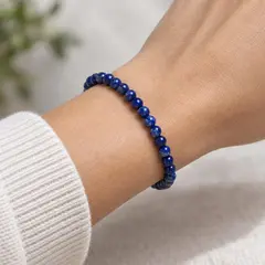 Bratara cu Lapis lazuli tratat, sfere de 4 mm, pe elastic, lungime 19 cm – imagine de prezentare în context