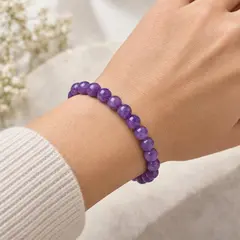 Bratara din ametist Brazilia, sfere de 6 mm, pe elastic, lungime 19 cm – imagine de prezentare în context