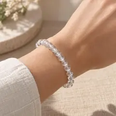 Bratara din cristal de stanca, sfere de 6 mm, pe elastic, lungime 19 cm – imagine de prezentare în context