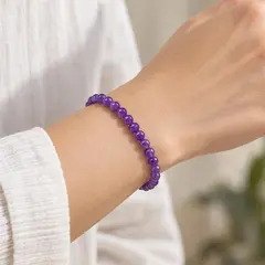 Bratara din ametist Brazilia, sfere de 4 mm, pe elastic, lungime 19 cm – imagine de prezentare în context