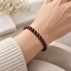 Bratara cu granat natural, sfere 5–6 mm, pe elastic, lungime 19 cm – imagine de prezentare în context