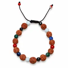 Bratara zodia Varsator cu Rudraksha si cristale naturale pentru claritate – produs pe fundal alb