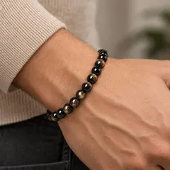 Bratara din obsidian cu reflexii aurii, sfere 6 mm, pe elastic, 19 cm – imagine de prezentare în context