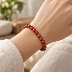 Bratara din Jasp rosu cu sfere de 6 mm, pe elastic, lungime 19 cm – imagine de prezentare în context