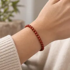Bratara din Jasp rosu, sfere de 4 mm, pe elastic, lungime 19 cm – imagine de prezentare în context