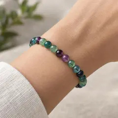 Bratara din fluorit multicolor, sfere de 6 mm, pe elastic, lungime 19 cm – imagine de prezentare în context