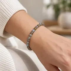 Bratara din labradorit natural, sfere de 4 mm, pe elastic, lungime 19 cm – imagine de prezentare în context