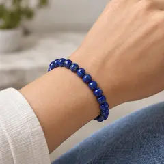 Bratara din lapis lazuli tratat, sfere de 6 mm, pe elastic, lungime 19 cm – imagine de prezentare în context