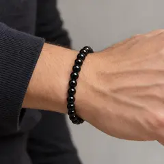 Bratara din onyx negru, sfere de 6 mm, pe elastic, lungime 19 cm – imagine de prezentare în context