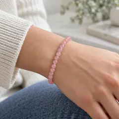 Bratara din cuart roz, sfere de 4 mm, pe elastic, lungime 19 cm – imagine de prezentare în context