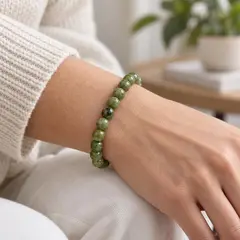 Bratara din jad nefrit, sfere de 6 mm, pe elastic, lungime 19 cm – imagine de prezentare în context