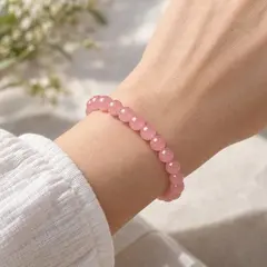 Bratara din cuart roz natural, cu sfere de 6 mm, pe elastic, lungime 19 cm – imagine de prezentare în context