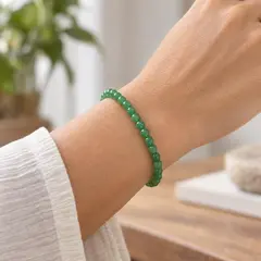 Bratara din aventurin verde, sfere de 4 mm, pe elastic, lungime 19 cm – imagine de prezentare în context