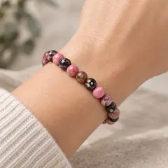 Bratara din rodonit natural, cu sfere de 6 mm, pe elastic, lungime 19 cm – imagine de prezentare în context