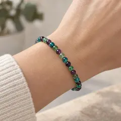 Bratara din fluorit multicolor, sfere de 4 mm, pe elastic, lungime 19 cm – imagine de prezentare în context