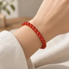 Bratara din carneol, sfere de 6 mm, pe elastic, lungime 19 cm – imagine de prezentare în context
