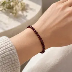 Bratara din granat natural, cu sfere de 4 mm, pe elastic, lungime 19 cm – imagine de prezentare în context