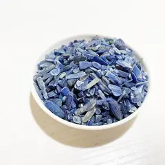 Cristale chips de cianit, pietricele neregulate 7-9 mm, punguta de 100 g