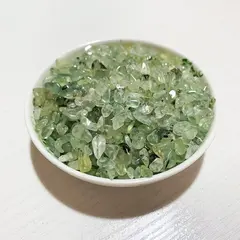 Cristale chips din prehnit, pietricele neregulate de 7-9 mm, punguta 100 g
