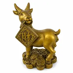 Statueta Feng Shui din rasina aurie, capra cu talismanul Bogatiei, 10 x 7 cm – produs pe fundal alb